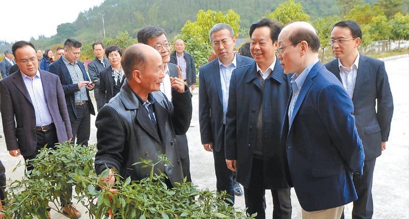 反滲透法通過後,許多台商倍感壓力。圖為2018年1月25日,時任國台辦副主任劉結一到廣西走訪當地台商。(中新社)