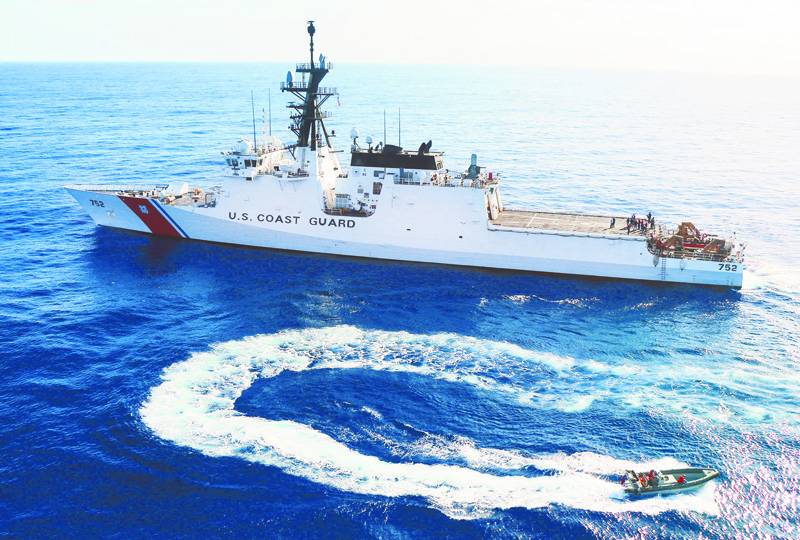 ▲2016年7月19日,參加「環太平洋-2016」演習的中國海軍飛彈護衛艦衡水艦與美國海岸警衛隊斯特拉頓號炮艦在夏威夷海域聯合演練反恐反海盜科目。(中新社)