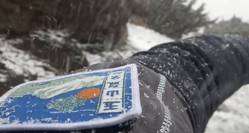 玉山下雪了!(玉山氣象站提供/廖志晃南投傳真)