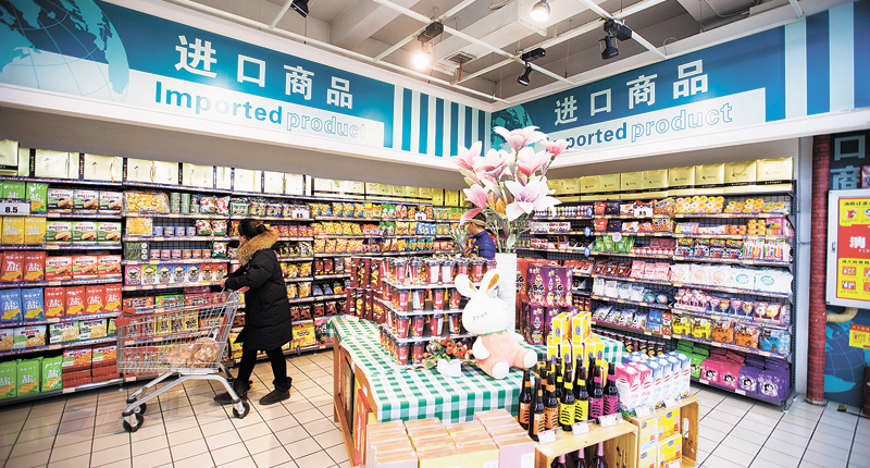 大陸將從美國以及各國進口更多有競爭力的產品和服務。圖為民眾在超市挑選進口商品。(中新社)