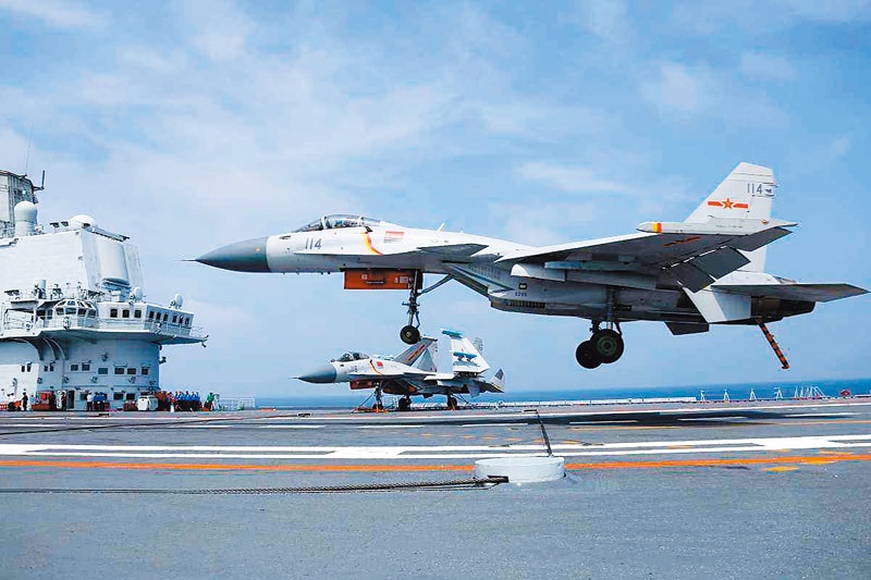 殲15d電戰機著新裝央視曝已服役 翻爆 翻報