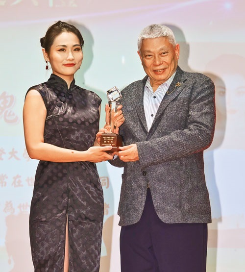 ▲張今兒(左)以〈玫瑰彌撒〉,奪下影視小說組優選獎,旺旺集團董事長蔡衍明(右)頒發獎座及獎金。(本報系記者劉宗龍攝)