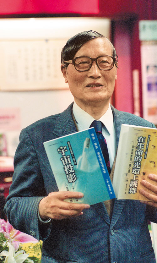 作家無名氏寫的通俗浪漫小說,膾炙人口。圖為1997年12月6日,作家卜乃夫(無名氏)「告別無名氏」新書發表會暨記者會。(本報系資料照片)