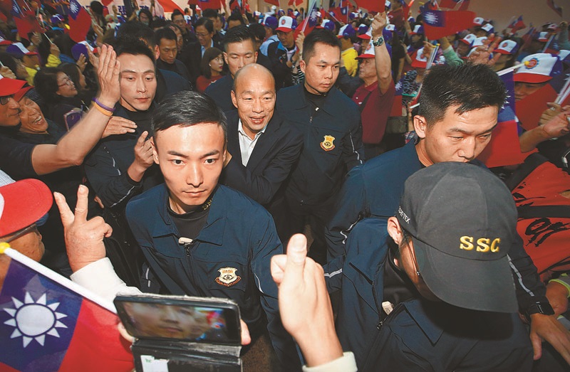 「全國工商界聯合力挺韓國瑜競選總統後援會」17日舉行成立大會,總統候選人韓國瑜(中)在國安特勤人員嚴密防護下離場。(本報系資料照片)
