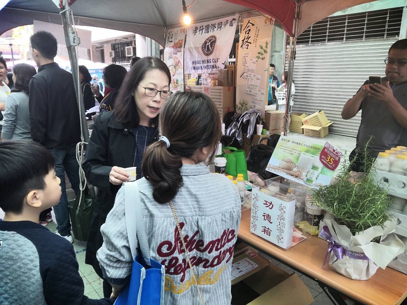 君達集團於活動現場提供花蓮悅農的有機香草豆漿免費試喝(圖/慈法禪寺)
