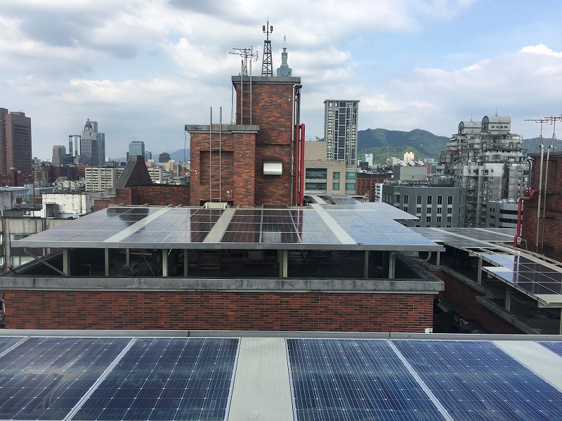 信義新城社區樓頂的太陽光電設備