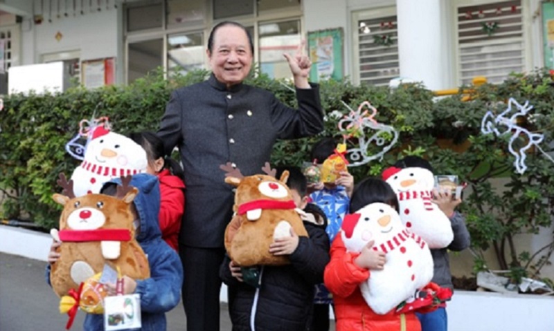 涼冷的12月某日,悟覺妙天禪師將聖誕新年的禮物送到失依的幼童手上,展現宗教與政治家的溫情暖意。院童們圍繞在禪師身旁,感受到在艱難的生活裡,增添聖誕新年的快樂與驚喜經驗,更得到滿滿的愛與祝福。