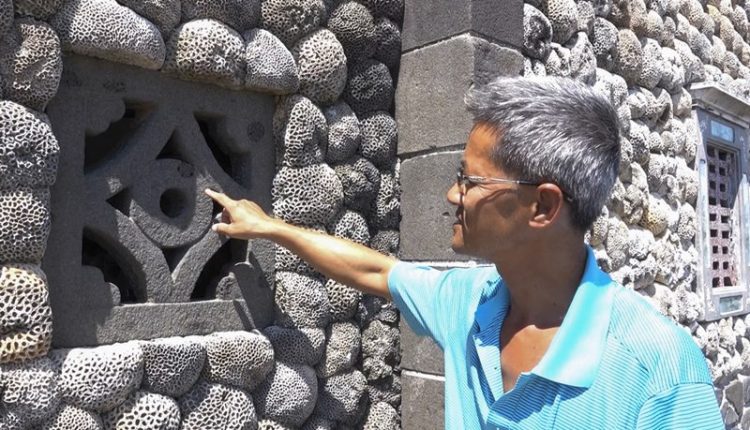 馮國權改造珊瑚屋「二馬家園」極為重視細節，使用玄武岩製成的金錢窗象徵財富，融入傳統建築的文化意涵。（黃子明攝）