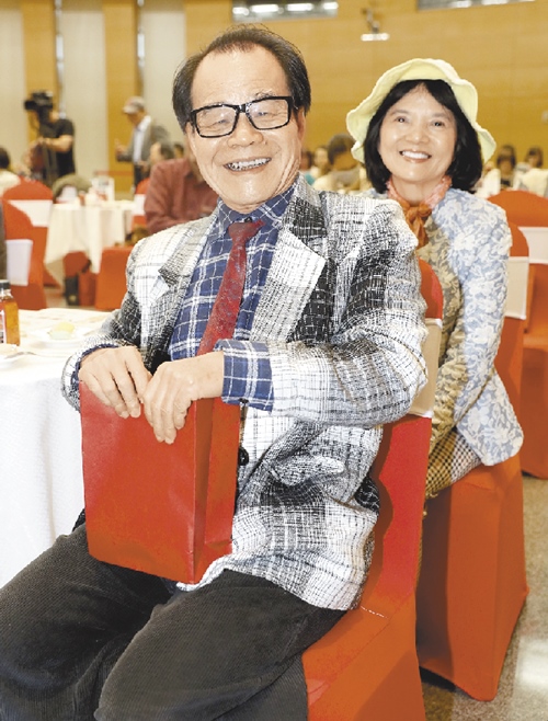 首屆得主詹明儒(前)開心回娘家。(劉宗龍攝)