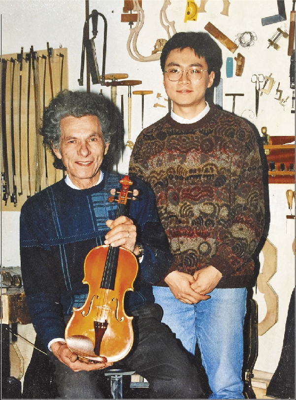 1996年高彤彤完成學業,歸國前與恩師Gio Batta Morassi合影留念。(高彤彤提供)