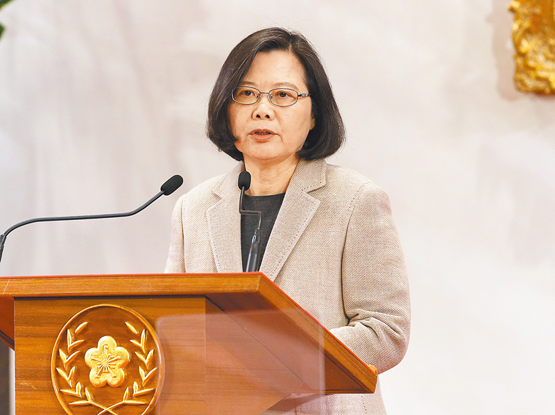 2019年1月1日,蔡英文總統在總統府內發表談話,提出「4個必須」及「3道防護網」。(本報系資料照片)