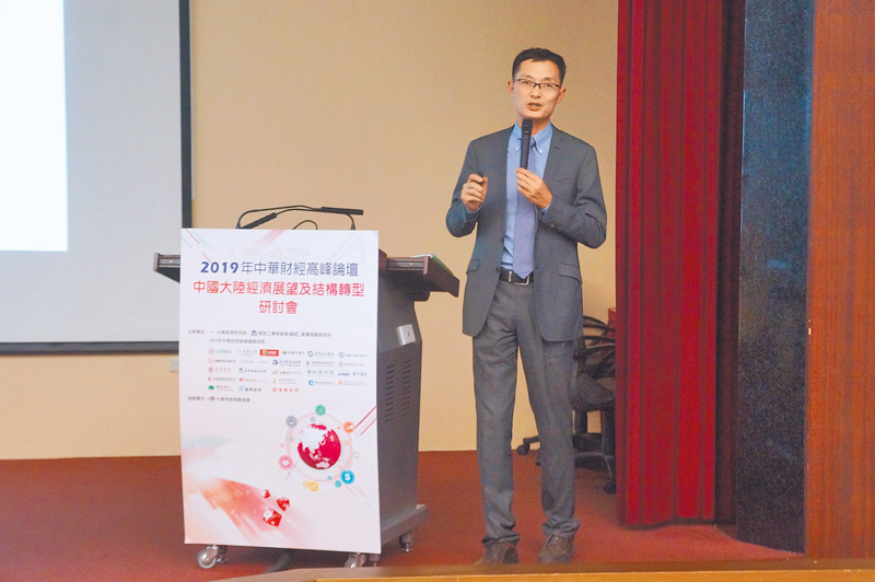 中經院10日舉辦「中國大陸經濟展望及結構轉型研討會」,圖為中國社會科學院世界經濟與政治研究所研究員張斌。(記者林汪靜攝)