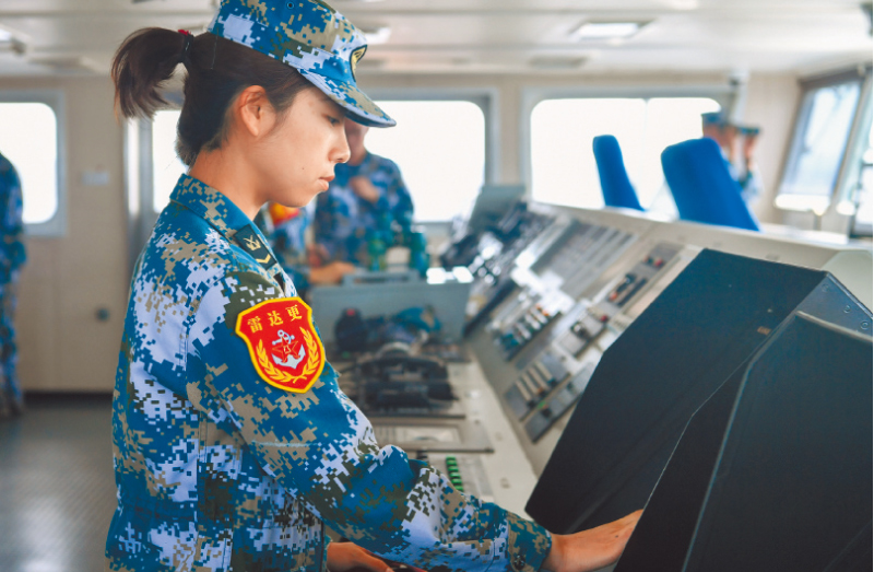 大陸出海艦艇上可以看見許多艦艇上女兵服役,圖為雷達女兵在駕駛室值班。(中新社資料照片)