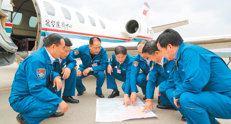 四川雅安地震災區執行空中遙感探測任務的海軍航空兵。(中新社資料照片)