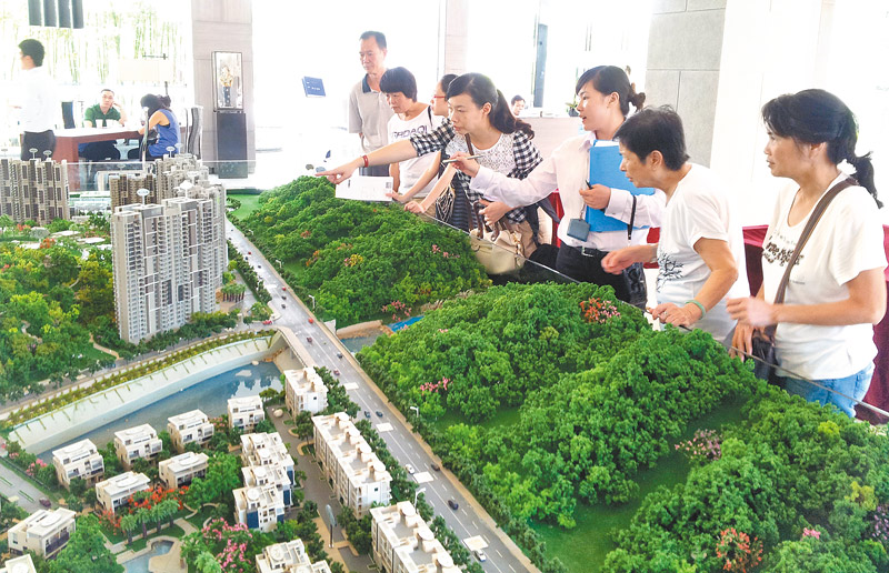 ▲大陸民眾在查看廣州一樓盤銷售情況。(新華社資料照片)