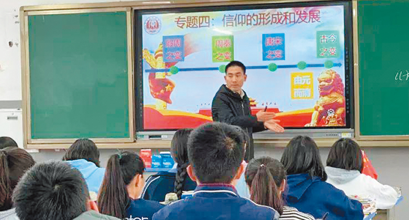 ▲劉秀祥教學認真。(取自中新網)