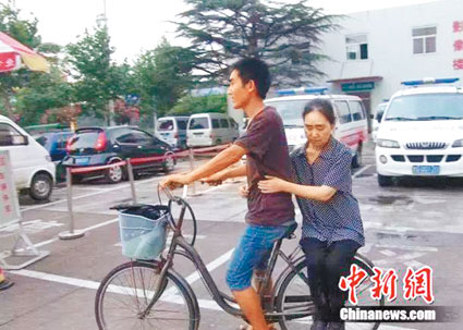 ▲劉秀祥走到哪裡都帶著母親。(取自中新網)