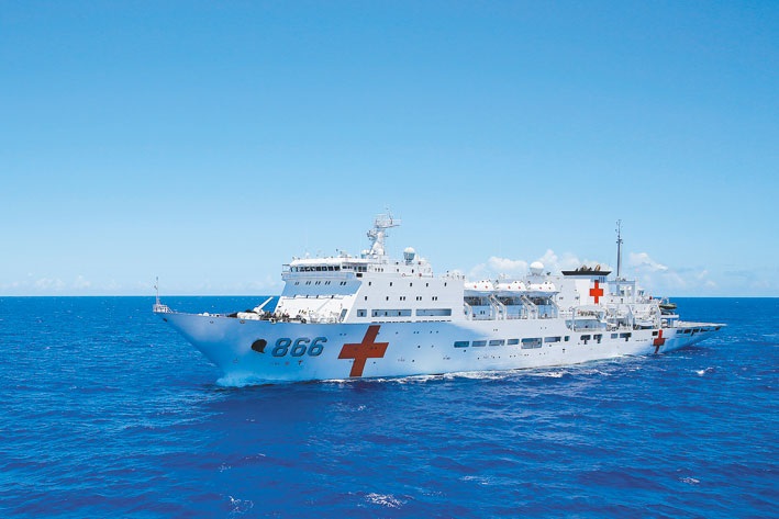 航行在太平洋上的大陸海軍和平方舟號醫院船。(新華社資料照片)