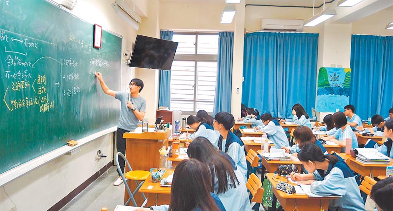 高中開學在即,歷史教師仍無確定版教科書可用。圖為高中生上課情形。(本報資料照片)