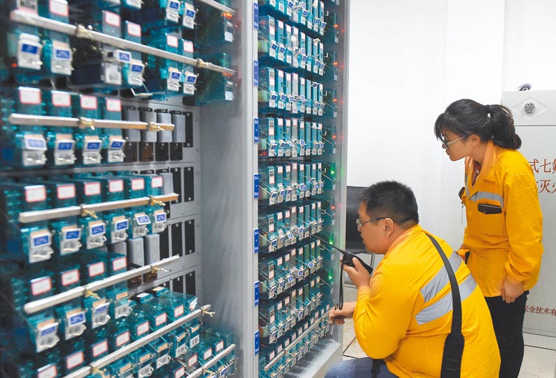 中國通號解禁數量高達7562.94萬股。圖為2016年8月3日,鄭州電務段工作人員在中國通號協助下測試信號設備。(新華社)