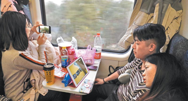 1月18日,在上海開往成都的列車上,旅客們度過長達42小時的回家路。(中新社)