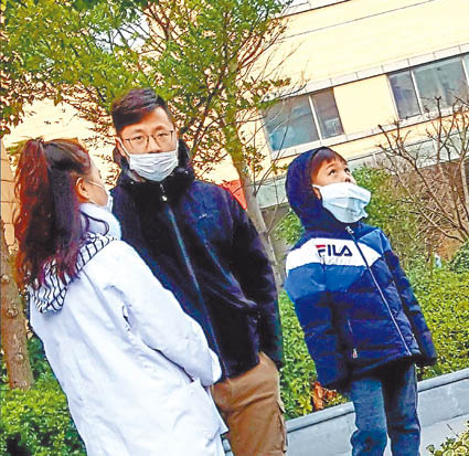 上海近期空汙嚴重,民眾戴口罩在外活動。(記者葉文義攝)