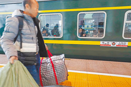 大陸春運迎來客流高峰,肺炎可能跟著擴散。圖為1月18日,旅客提著行李準備登上從上海開往成都的列車。(中新社)
