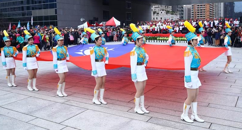 迎旗儀式更特製7公尺長的巨大國旗,比一般國旗大四倍,展現國旗氣勢。(盧金足攝)