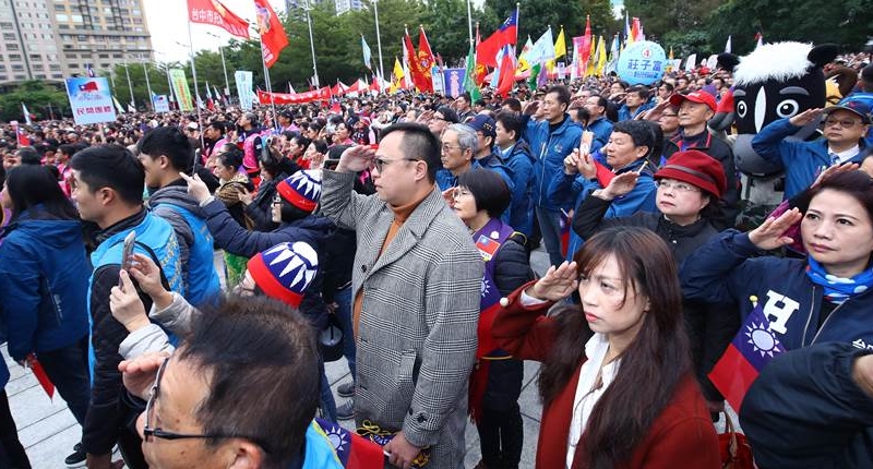 上千名民眾一早就到台中市府廣場參加2020元旦升旗典禮。(盧金足攝)