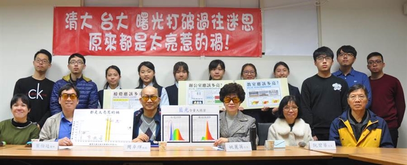 清大、台大與曙光女中研究團隊的研究發現,現有的檯燈與教室燈光都太亮了,恐造成學生視網膜炎。(清大提供/陳育賢新竹傳真)