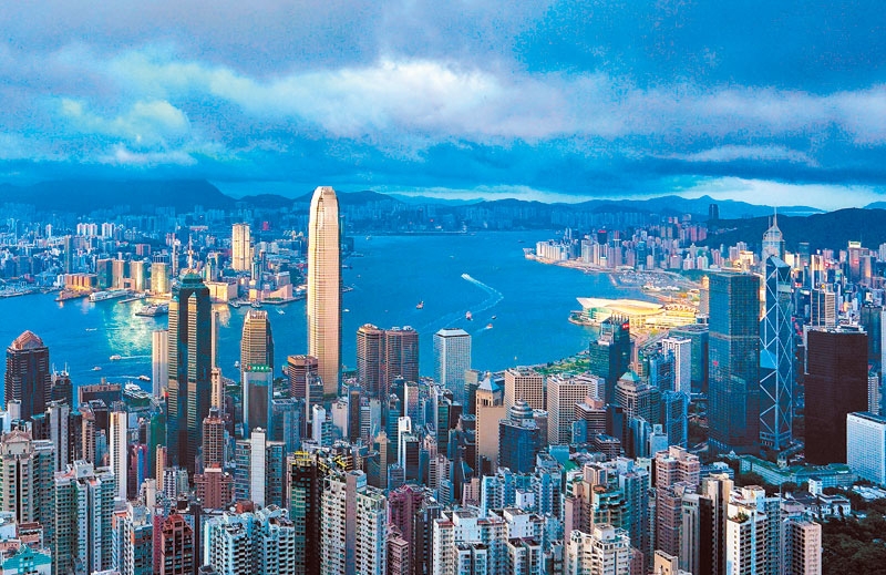 香港全球金融中心優勢未被削弱。圖為空拍香港維多利亞港。(中新社資料照片)