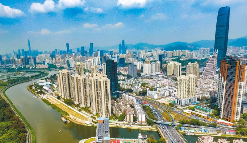 廣東去年GDP總量跨過10兆人民幣大關,連續31年稱霸。圖為深圳市景。(新華社資料照片)