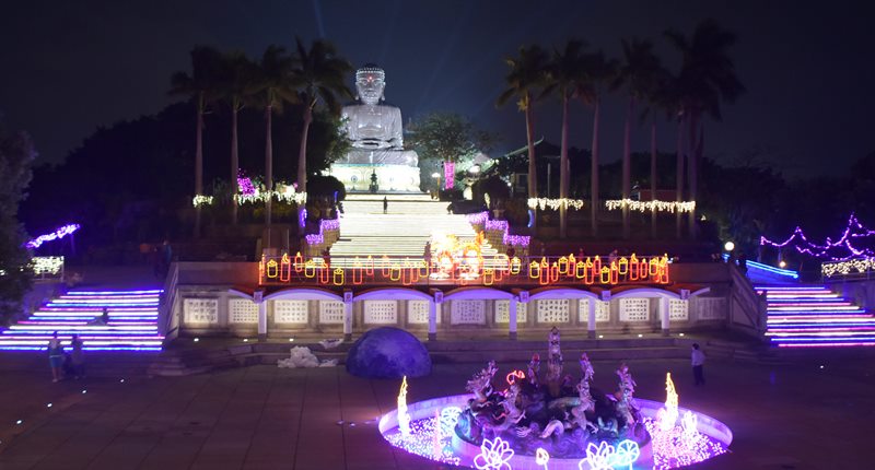 彰化縣政府創史上第一次南北雙燈區,大佛北燈區「歲暮祈福燈區」已率先點燈。(彰化縣政府提供/吳敏菁彰化傳真)