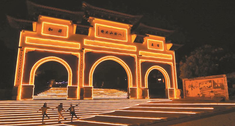 彰化縣政府創史上第一次南北雙燈區,結合「月影燈季」八卦山大佛亮起來。(彰化縣政府提供/吳敏菁彰化傳真)