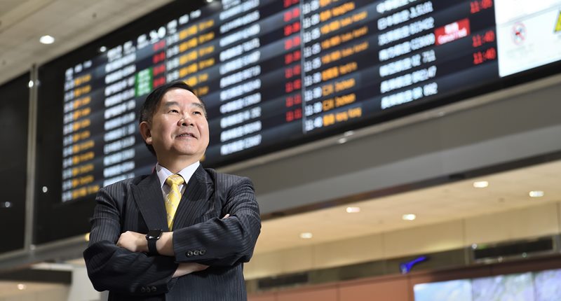 桃園機場公司董事長王明德表示,走過40個年頭的桃園國際機場,客、貨運量都巨幅成長,面對營運壓力,機場服務大聯盟3萬多名工作夥伴,以貼心的服務暖實力獲得國際肯定。(桃機公司提供)