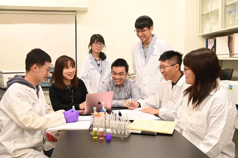 清華大學生物醫學工程所副教授陳韻晶(左二)等率領的研發團隊,近期共同研發出對付癌細胞的最新療法。(清大提供/陳育賢傳真)