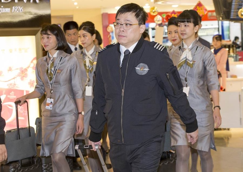 星宇航空公司23日首航,董事長張國煒上午完成首航3箭的剪綵儀式後,中午變身為機長,親自帶領組員執行桃園往返澳門的第2個航班勤務。(陳麒全攝)