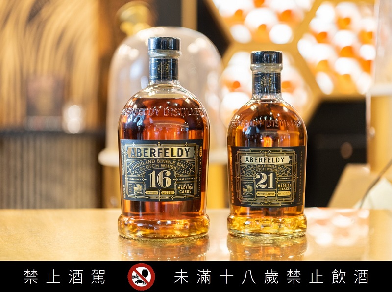 限定店精選免稅獨家販售的「馬德拉桶威士忌」,有16年和21年兩種選擇。