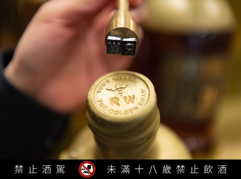凡於限定店購買任一年份的馬德拉桶威士忌即可享有客製化的封蠟包裝,在瓶身烙印個人專屬的英文字母,送禮更顯誠意。