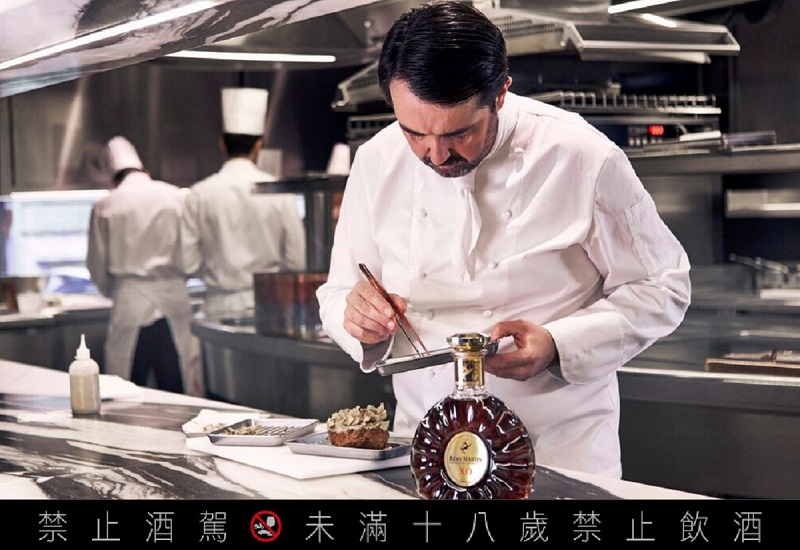 皮耶在法國巴黎屢屢觸動美食界的新思潮,寫下令前波後浪絕對激賞的天廚意境。