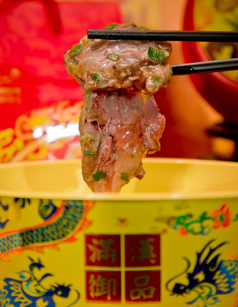 滿漢御品以一頭牛僅1%的特選腱肉為名,搭配四川?燒與法式高湯雙重技法的湯頭,口感上甘甜不膩、層次豐富!