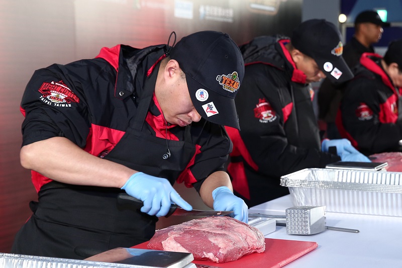 德州鮮切牛排Texas Roadhouse致力培訓專業「Meat Cutter切肉師傅」,四大國際切肉競賽標準「寬度、厚度、斷筋、油花分布」缺一不可(圖由Texas Roadhouse提供)-1