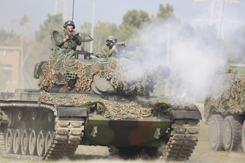 裝甲564旅戰備部隊藉模擬反機降作戰「仿真實戰」場景。（張鎧乙攝）