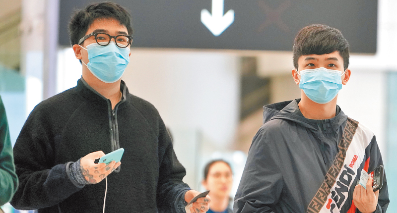 因應武漢爆發肺炎疫情,高鐵香港西九龍站,部分旅客戴上口罩出行。(中新社資料照片)