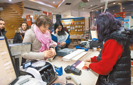 北京一家書店,民眾在櫃台準備結帳。(新華社資料照片)