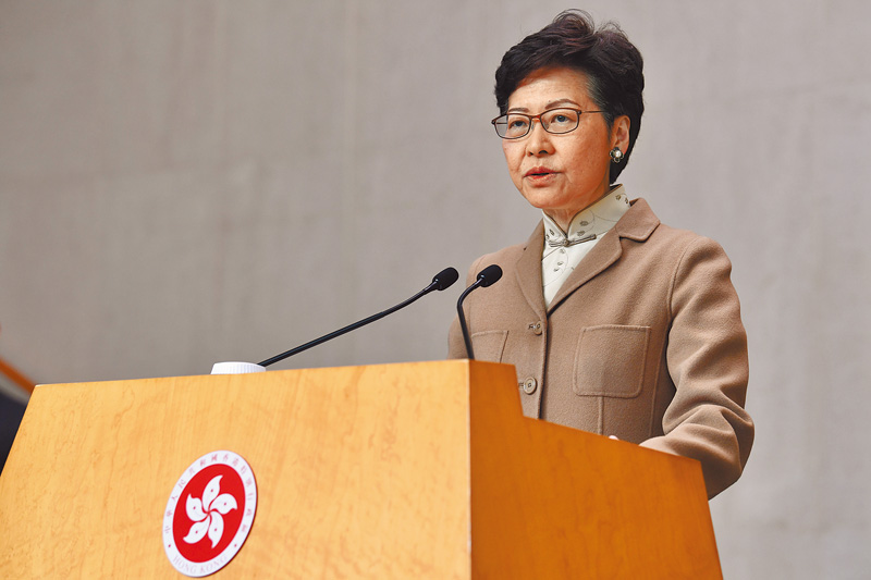 ▲7日上午,香港特首林鄭月娥會見傳媒時表示,會與駱惠寧主任緊密合作,令香港重回正軌。(中新社)