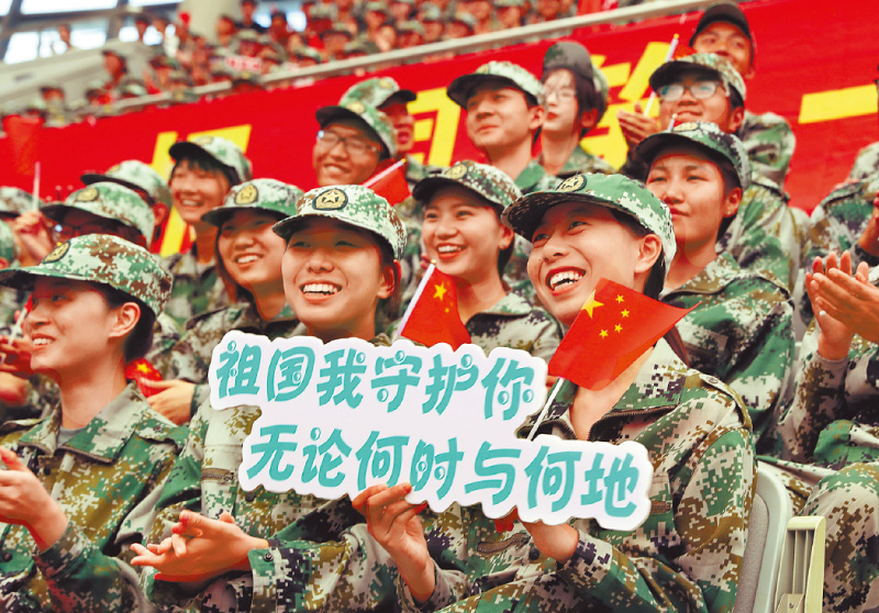復旦等大學院校修改章程後,強調「學校堅持黨的全面領導」,圖為2019年復旦軍訓生文藝演出。(新華社資料照片)