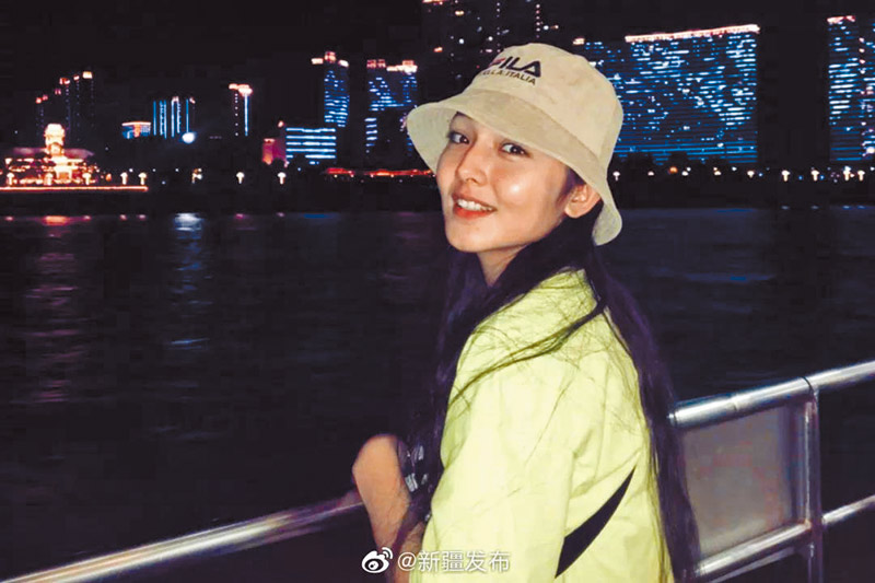 新疆一名解放軍女兵因五官精緻,近日在大陸網路爆紅,被稱「軍營版迪麗熱巴」。(取自微博@星島網)
