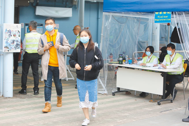 ▲6日,香港中文大學如期復課,第二學期展開,大部分學生配戴口罩預防病毒感染。(中新社)