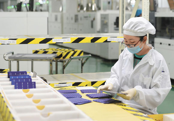 大陸券商對美股中概股走勢持樂觀態度,認為整體將在2020年有較好獲利。圖為河北保定一綠色能源公司的員工在廠房挑選太陽能電池片。(新華社資料照片)